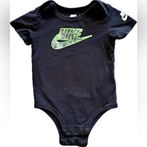 Nike Kids 18M Bodysuit in Black with Green Paint Splattered Logo
